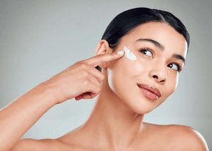 hoa kem dưỡng bao lâu thì thoa kem chống nắng