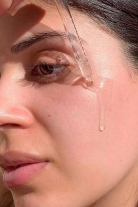 Nên dùng kem dưỡng hay serum trước