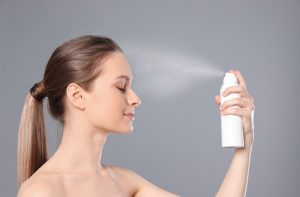 Thoa kem chống nắng rồi xịt khoáng được không?