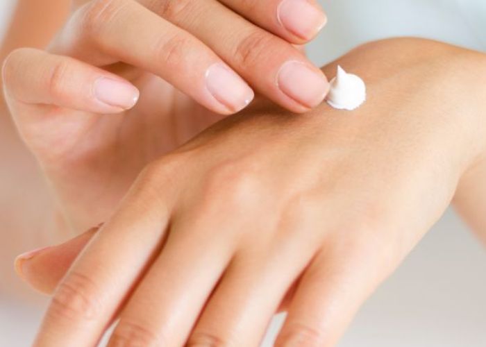 Sau khi bôi kem dưỡng ẩm có cần tẩy trang không