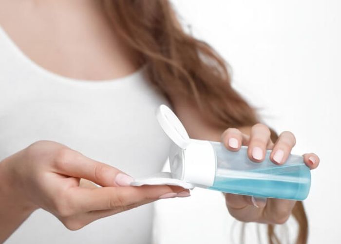 Đắp toner bằng bông tẩy trang là một cách đơn giản nhưng hiệu quả