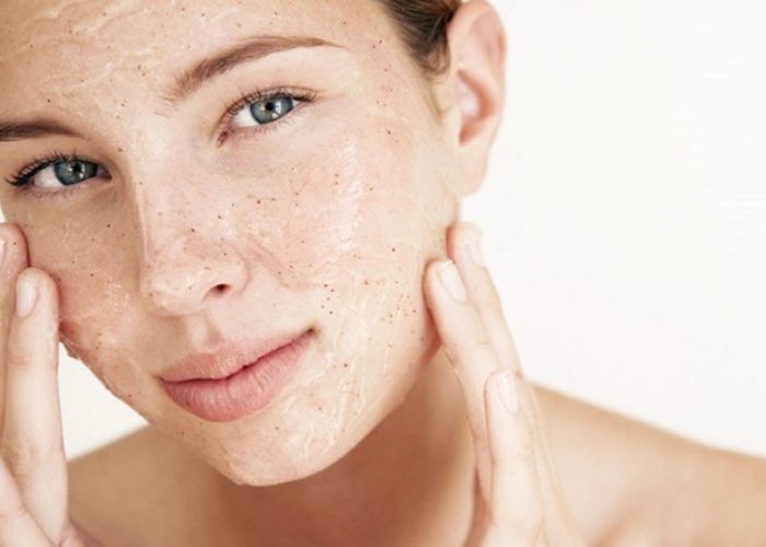 Da mụn có nên tẩy tế bào chết không 