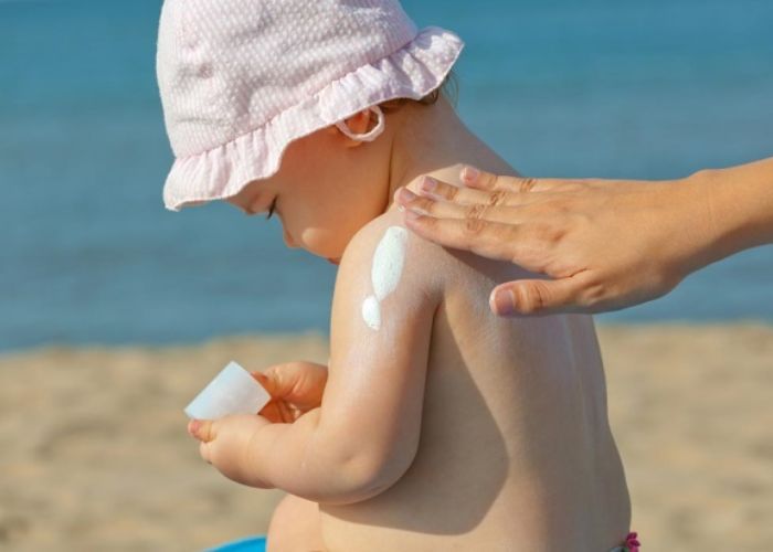 Trẻ em không cần tẩy trang sau khi sử dụng kem chống nắng