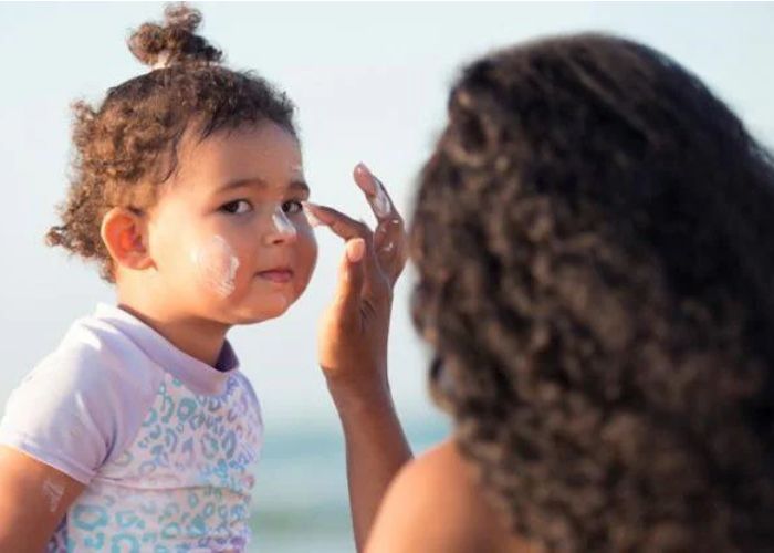 Cách chăm sóc da cho trẻ em khi dùng kem chống nắng 