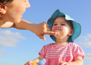 Trẻ em dùng kem chống nắng có cần tẩy trang không